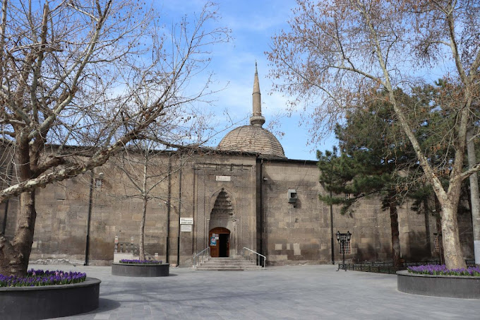 Hunat Hatun Camii ve Külliyesi